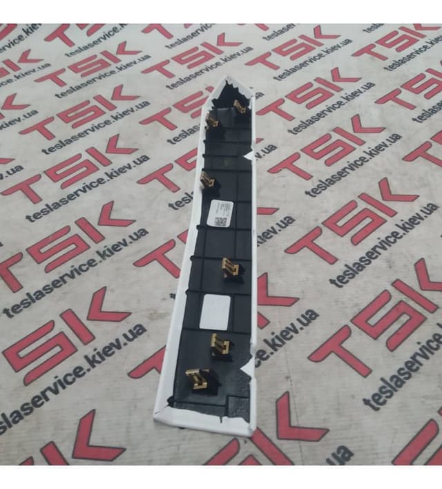 Накладка нижняя бардачка (PUR ULTRA WHT) {MSR_MX}, Tesla Model X (OEM 1002301-17-B)