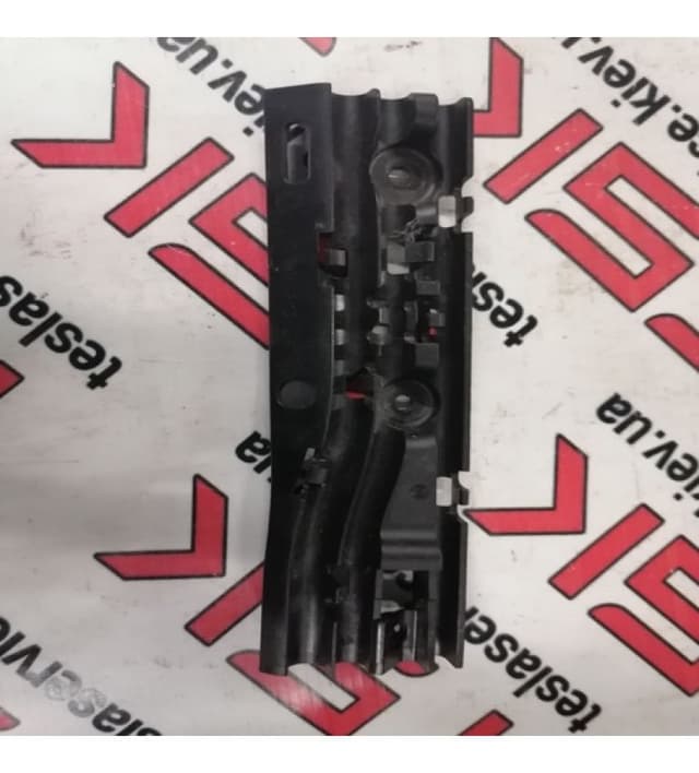Кронштейн проводки стойки-А правой {MS_MSR}, Tesla Model S (OEM 1008372-00-E)