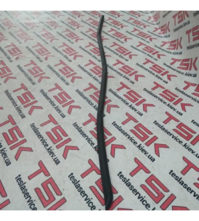 Уплотнитель подкапотный продольный, Tesla Model S (OEM 1009153-00-A)