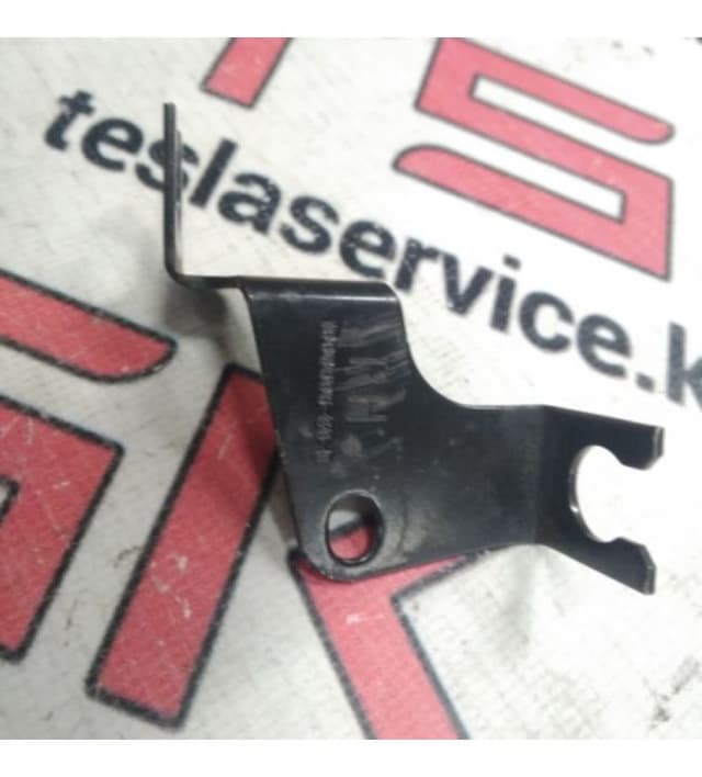 Крепление метал. ABC, правый {MS_MSR}, Tesla Model S (OEM 1009606-00-B)