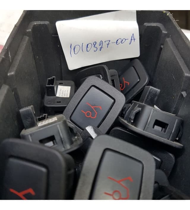 Кнопка открытия крышки багажника ( с электроприводом) {MS_MSR}, Tesla Model S (OEM 1010327-00-A)
