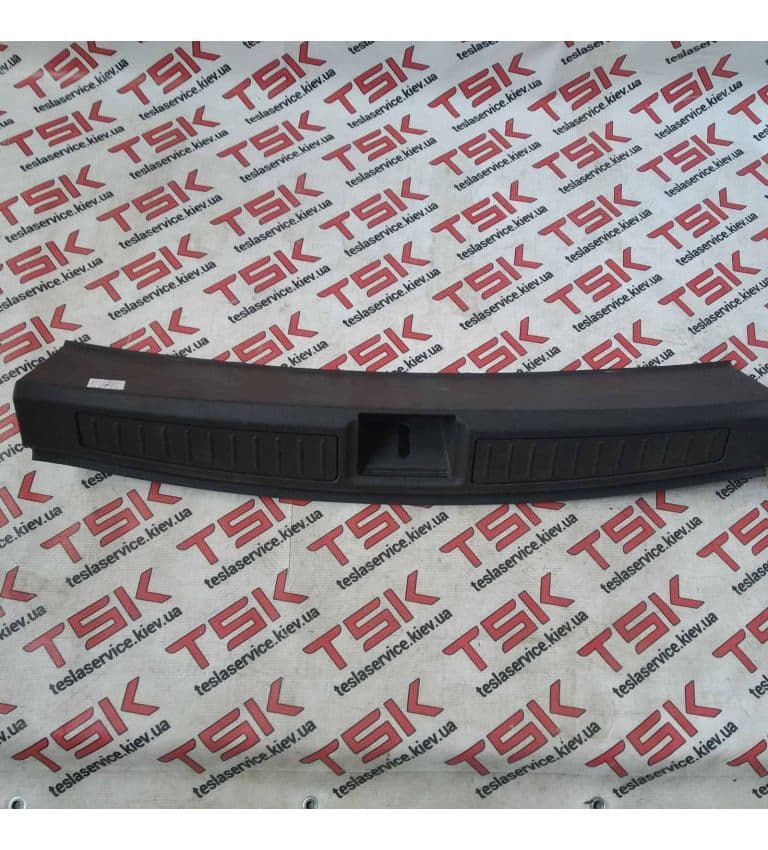 Пластик багажника (под замок) {MS_MSR}, Tesla Model S (OEM 1010824-01-D)