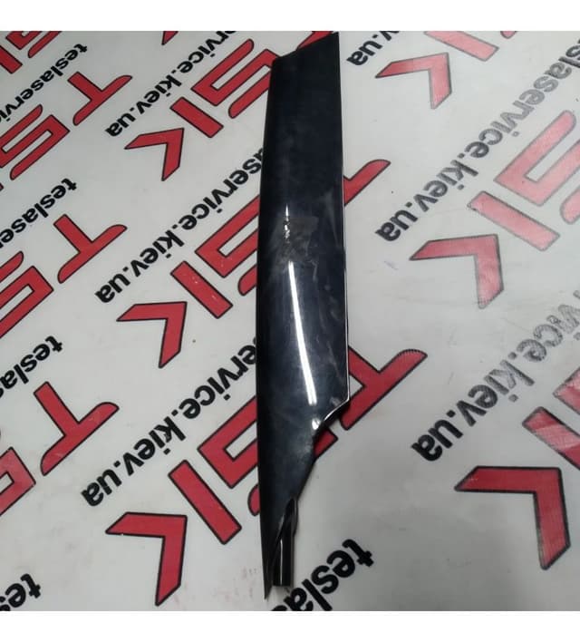 Накладка люверса нижняя правая (BLACK), Tesla Model S (OEM 1015444-00-C)