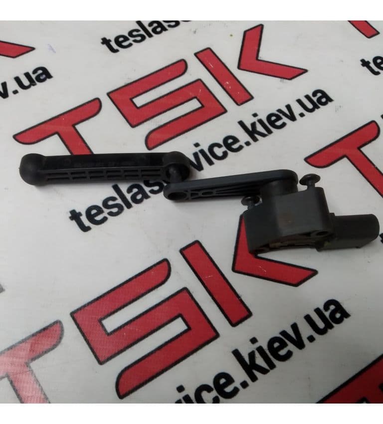 Датчик уровня задней пневмоподвески, левый {MS_MSR_MX}, Tesla Model S (OEM 1027971-00-A)