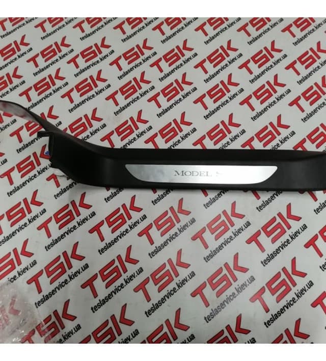Накладка проёма двери передней левой (под накладку порога P100D) {MS_MSR}, Tesla Model S (OEM 1030390-02-F)