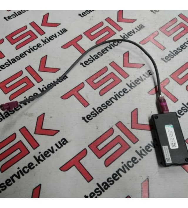 Усилитель антены, Tesla Model S (OEM 1030587-00-A)