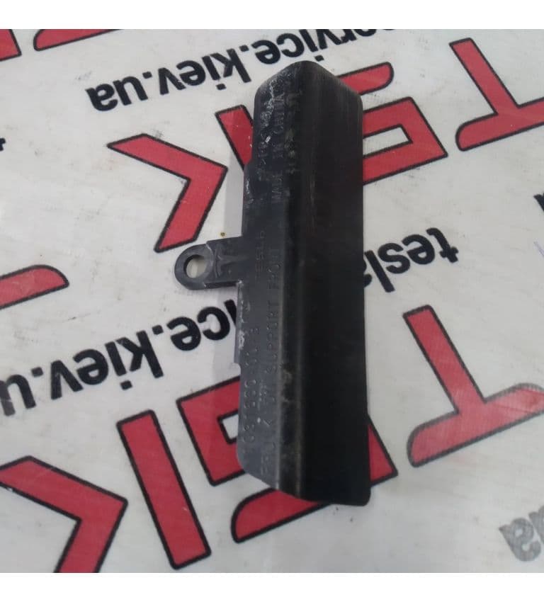 Кронштейн бокса подкапотного передний, 4WD, Tesla Model S (OEM 1031660-00-B)