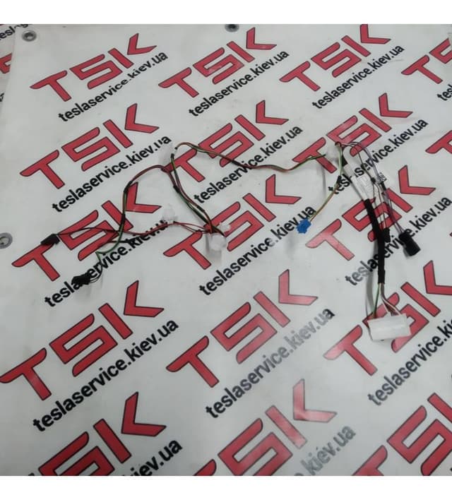 Электропроводка двери передней левой, Tesla Model X (OEM 1036928-01-F)
