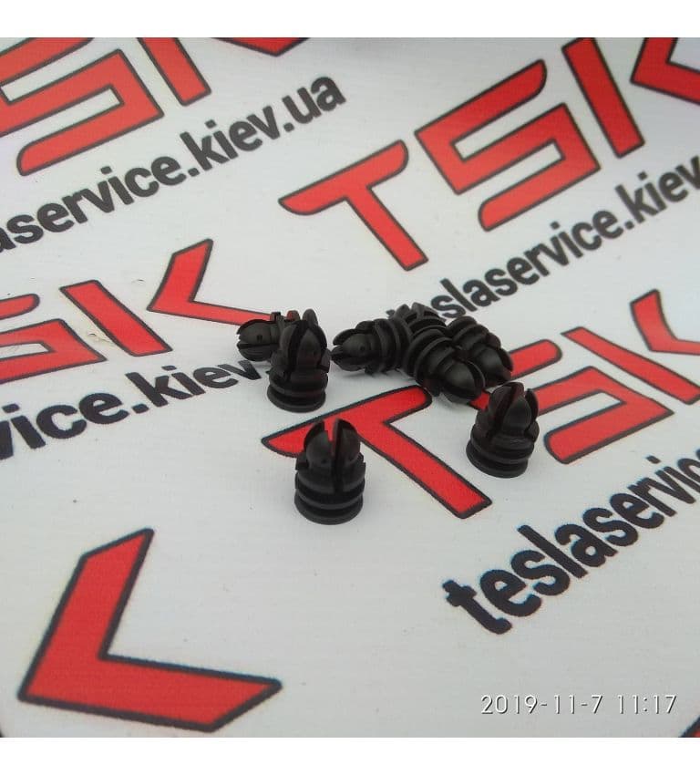 Клипса крепления подкапотного пластика 8X2.5 {MSR_MX}, Tesla Model X (OEM 1038222-00-A)