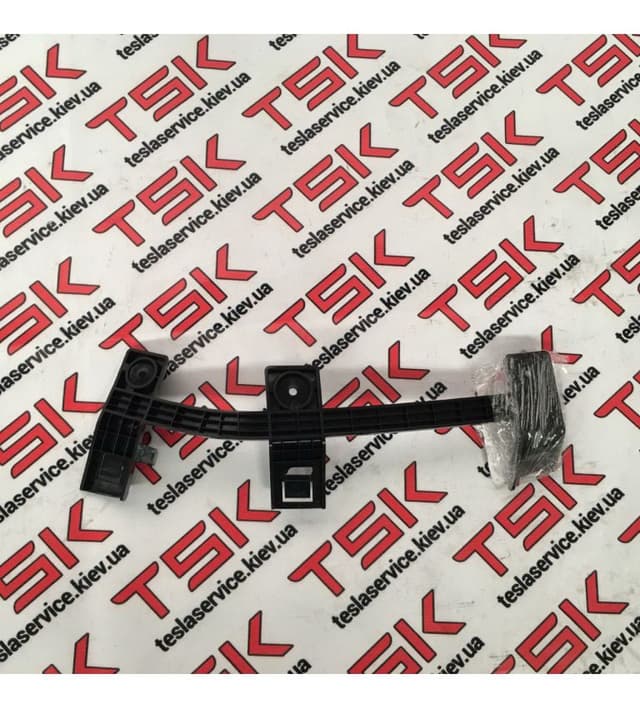 Кронштейн крепления фары правой внутренний, Tesla Model X (OEM 1046959-00-F)