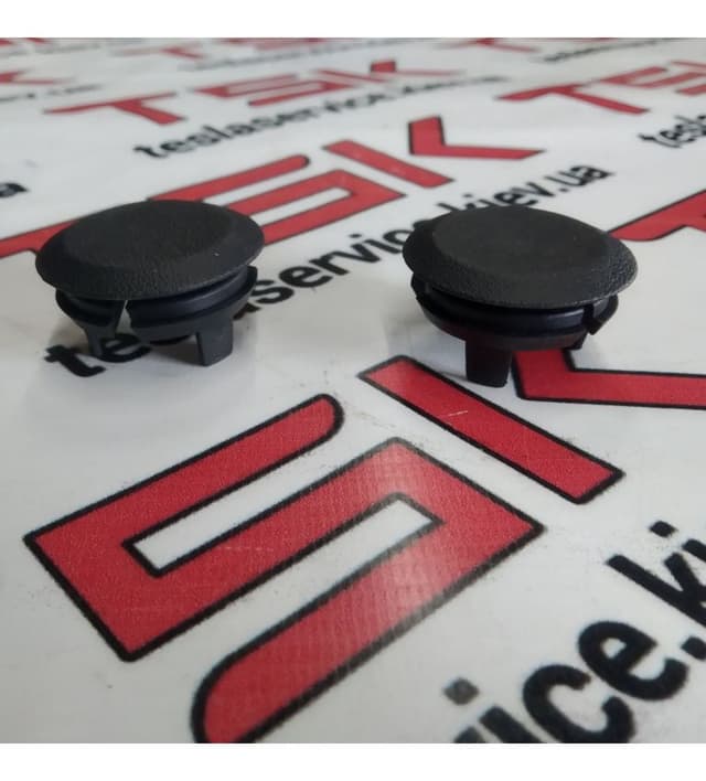 Заглушка крепления подкапотного пластика, Tesla Model S (OEM 1048310-00-C)