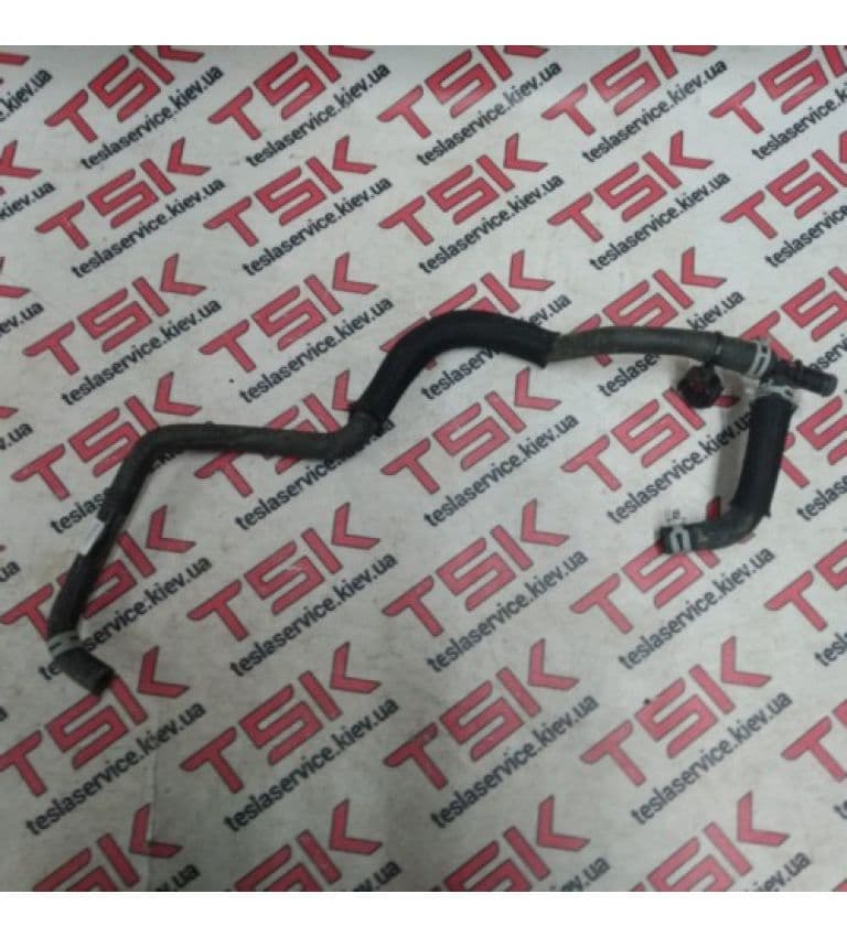 Патрубок охлаждения электродвигателя заднего DM, Tesla Model S (OEM 1048952-00-B)