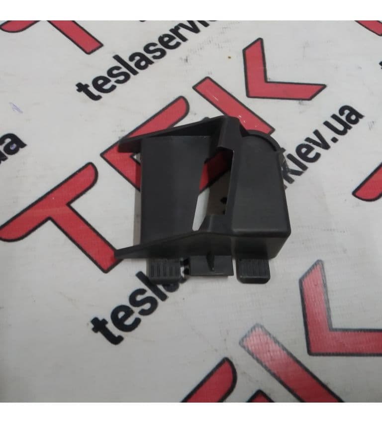 Кронштейн крепления торпедо, правый, Tesla Model X (OEM 1051520-00-C)