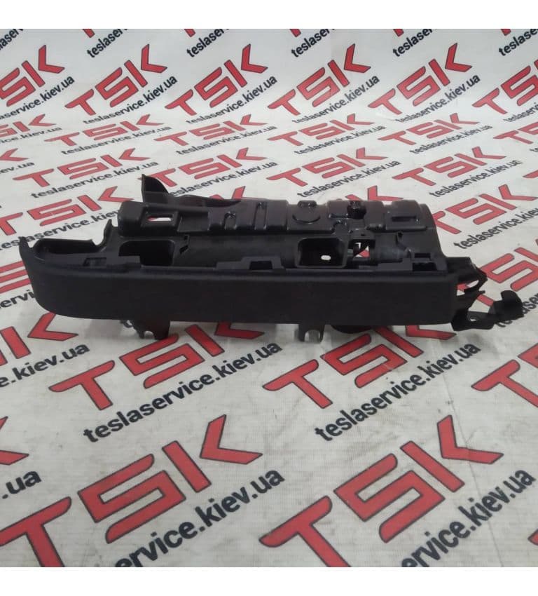 Кронштейн облицовки проема задней двери передний правый (ULTRASUEDE BLK), Tesla Model X (OEM 1055010-06-J)