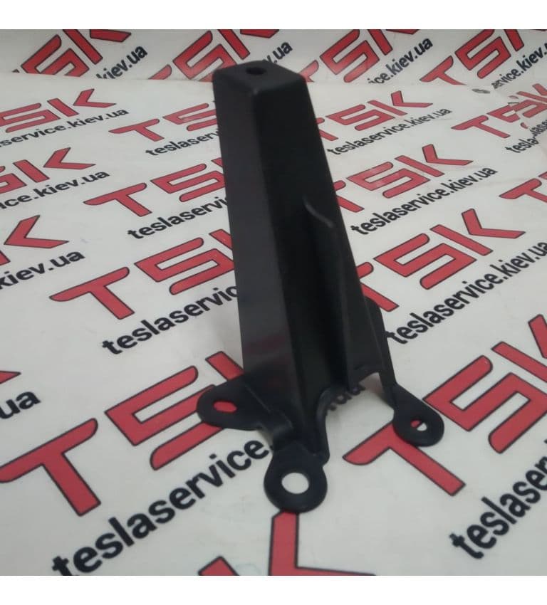 Кронштейн пластика стеклоочистителей, Tesla Model X (OEM 1055405-00-B)