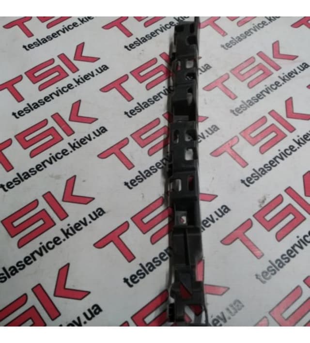 Кронштейн В-стойки нижний левый, Tesla Model X (OEM 1056087-00-C)