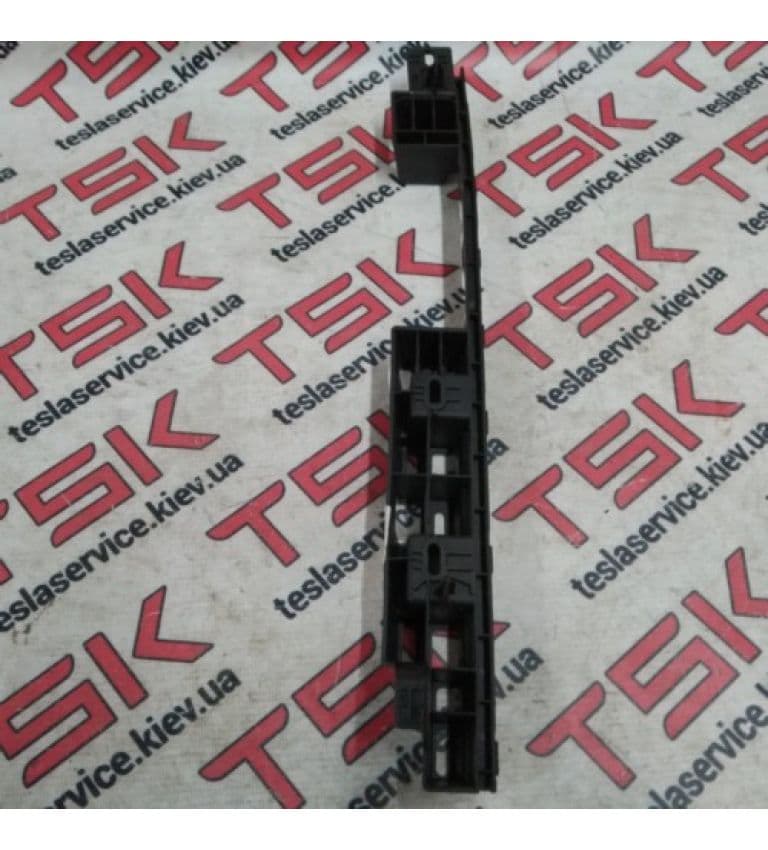 Кронштейн крепления облицовки двери, задней правой MX, Tesla Model X (OEM 1056097-00-B)