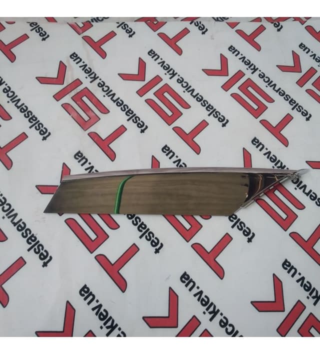 Накладка люверса нижняя левая хром, Tesla Model S (OEM 1056379-00-C)