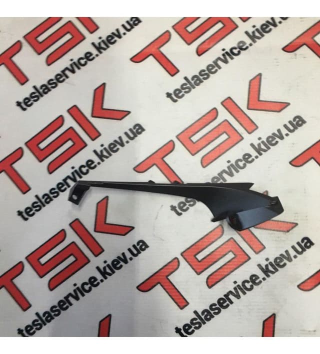 Хром пластика ремня 2-го ряда, левая сторона, Tesla Model S (OEM 1058211-00-B)