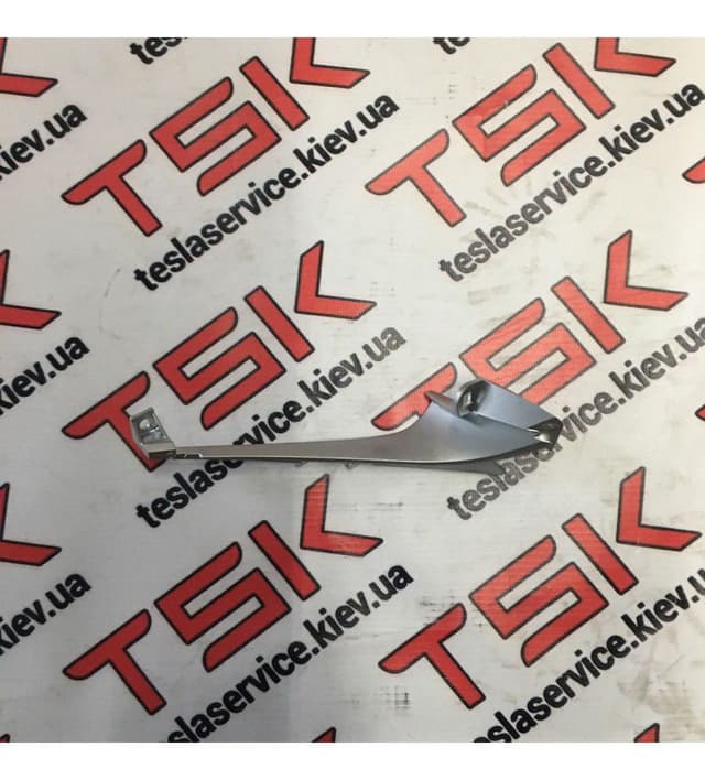 Хром пластика ремня 2-го ряда, правая сторона, Tesla Model S (OEM 1058212-00-B)