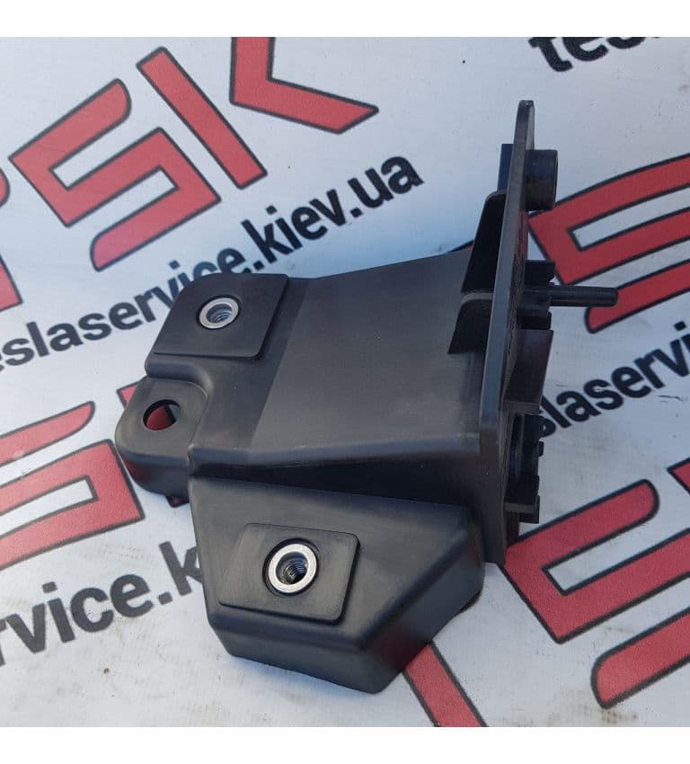 Кронштейн крепления: бампер/фара, правый, Tesla Model S (OEM 1061332-00-B)