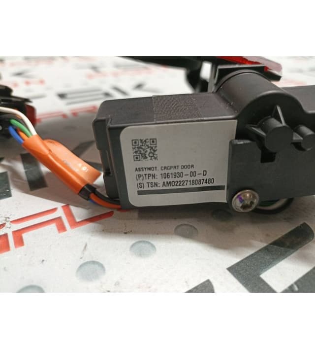 Лючок порта зарядки (электропривод) (EUR), Tesla Model S (OEM 1061930-00-D)