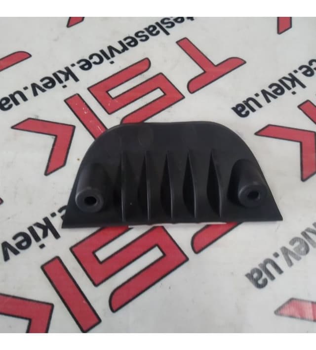 Пластина закрытия бокса подкапотного пространства, Tesla Model S (OEM 1063054-00-B)