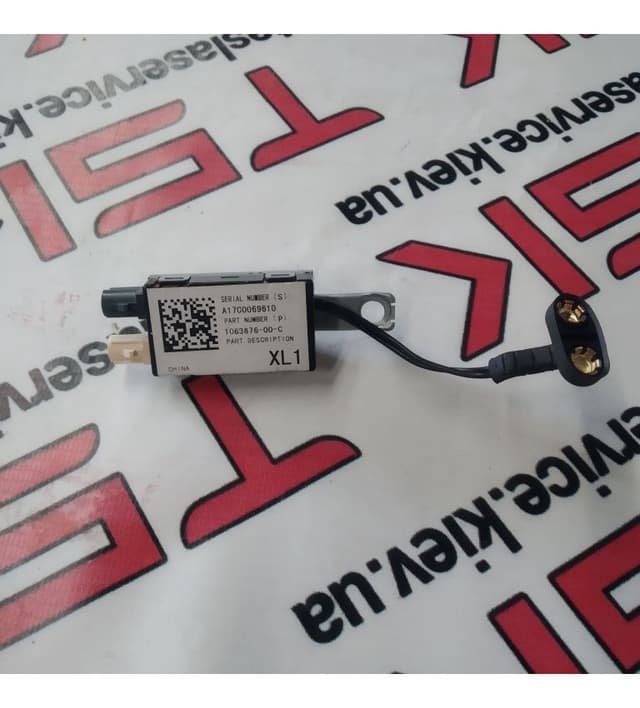 Антена AMP AM/FM RKE-US,EU,ASIA, Tesla Model X (OEM 1063876-00-C)