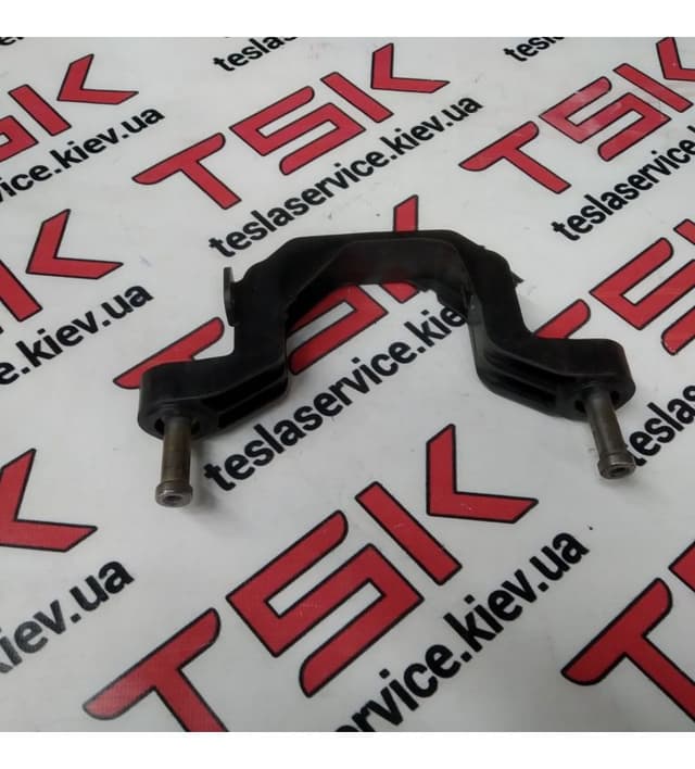Скоба кронштейна компрессора пневмоподвески, верхняя, Tesla Model S (OEM 1064674-00-B)