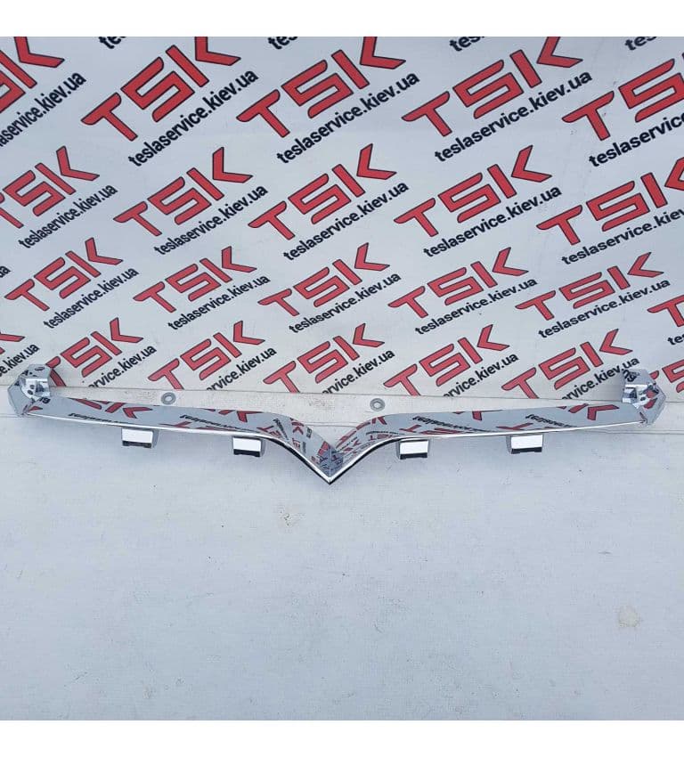 Накладка V-образная декоративная переднего бампера хром (птичка), Tesla Model S (OEM 1065233-00-D)