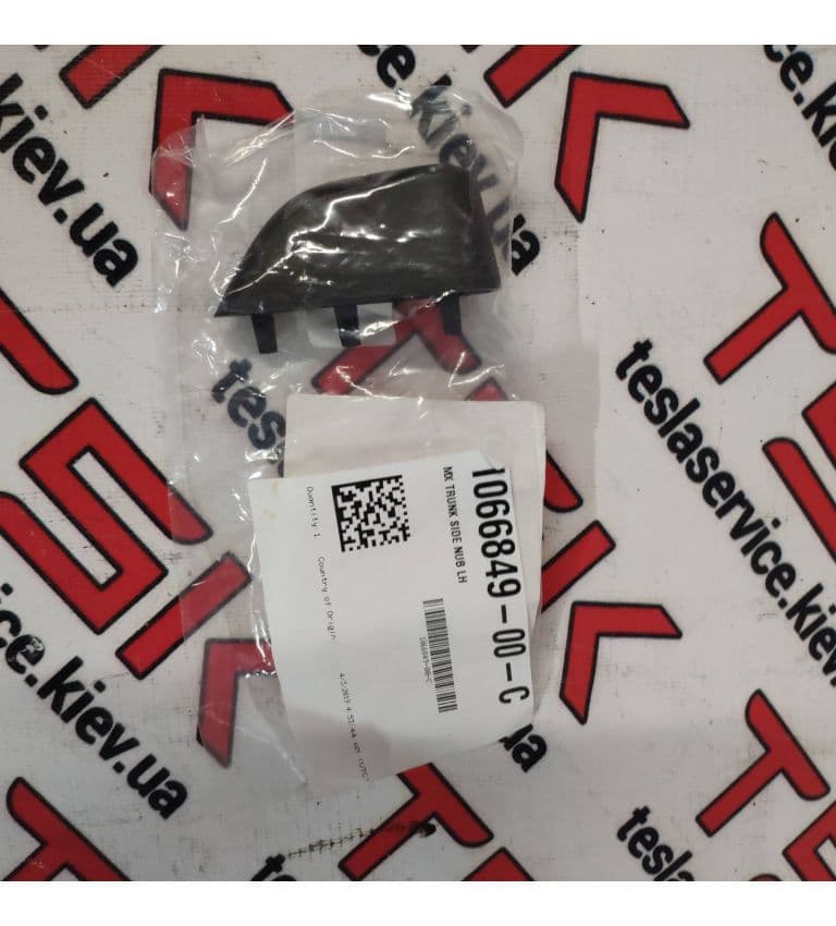Заглушка кронштейна отделки багажника задняя левая, Tesla Model X (OEM 1066849-00-C)
