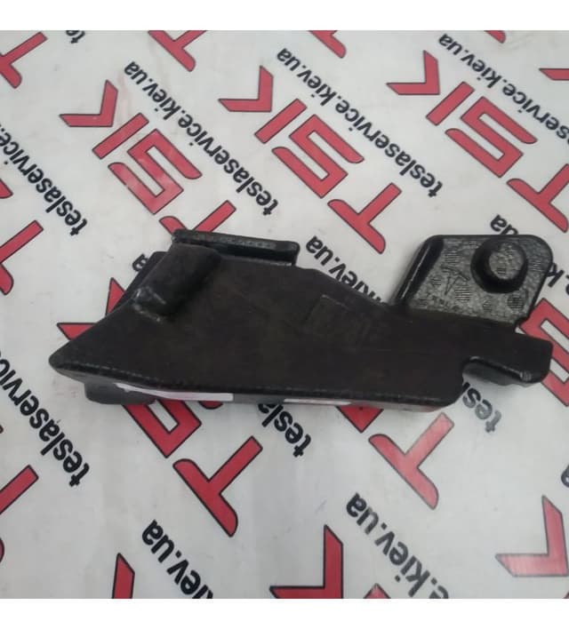 Кронштейн облицовки багажника правый, Tesla Model X (OEM 1066949-00-B)