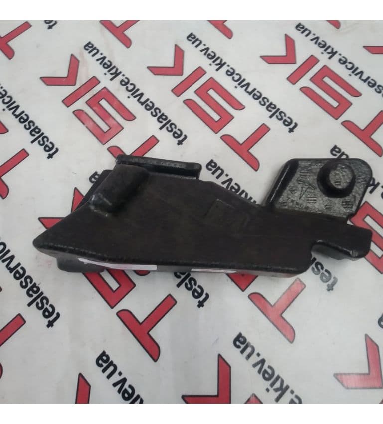 Кронштейн облицовки багажника правый, Tesla Model X (OEM 1066949-00-B)
