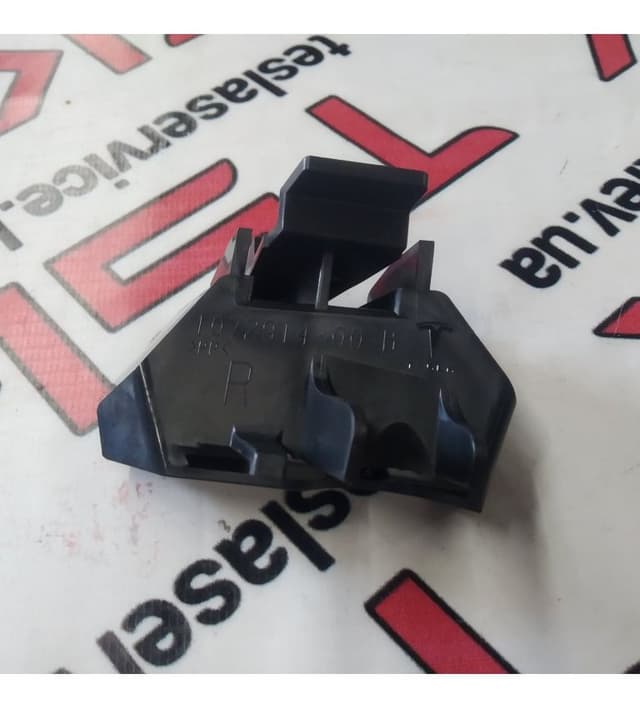 Направляющая бампера переднего, нижняя правая, Tesla Model S (OEM 1072914-00-B)
