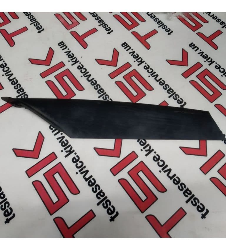 Накладка люверса нижняя правая (BLACK), Tesla Model S (OEM 1079638-00-A)