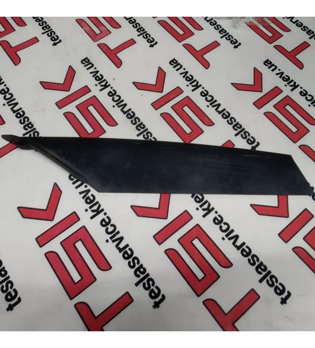 Накладка люверса нижняя правая (BLACK), Tesla Model S (OEM 1079638-00-A)