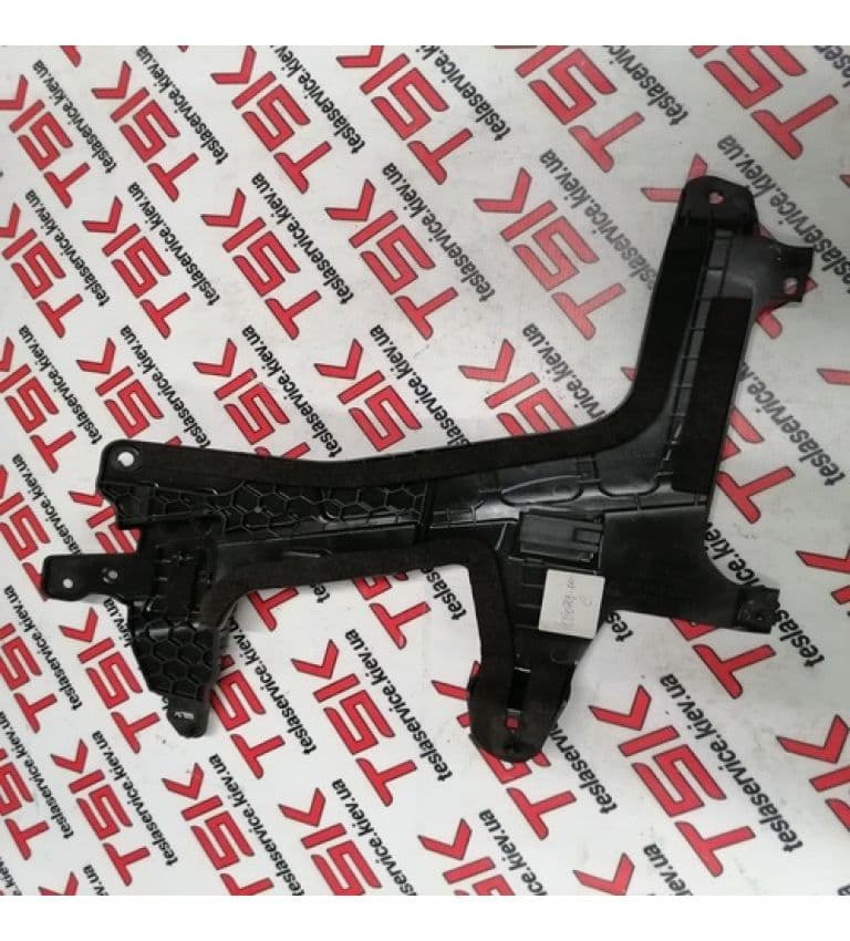Кронштейн обшивки багажного отделения, правый, Tesla Model X (OEM 1080702-00-C)