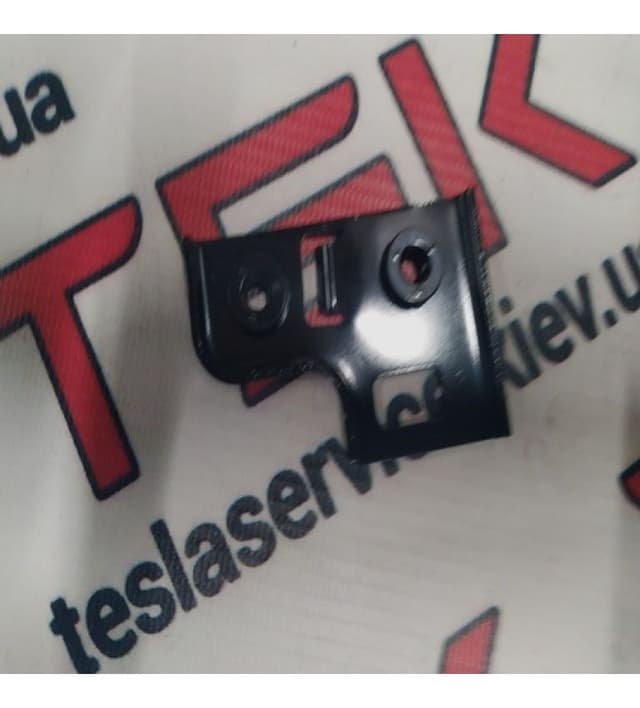 Кронштейн крепления потолка и В-стойки, правый, Tesla Model S (OEM 1085036-00-E)