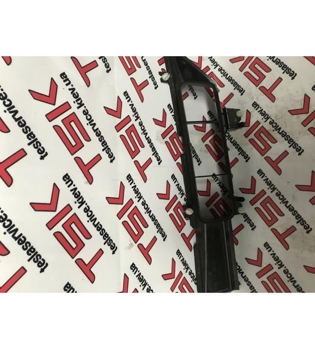 Крышка верхняя воздухозаборника кабины, Tesla Model S (OEM 1090857-00-C)