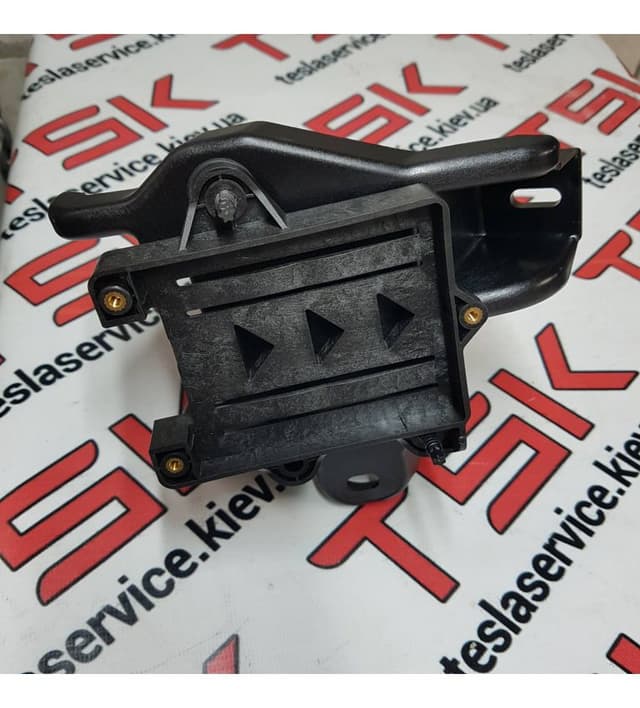 Кронштейн радара HW2.5, Tesla Model X (OEM 1128429-00-D)