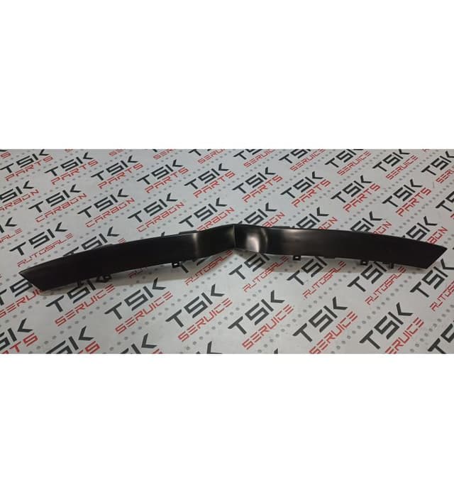 Накладка V-образная декоративная переднего бампера  (птичка), Tesla Model X (OEM 1617074-00-C)