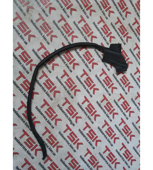 Уплотнитель двери задней правой, нижний MS {MS_MSR}, Tesla Model S (OEM 6009596-00-D)