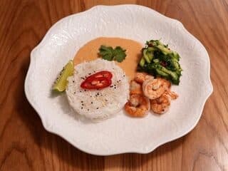 Креветки з рисом та соусом том-ям
