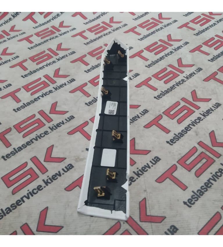 Накладка нижняя бардачка (PUR ULTRA WHT) {MSR_MX}, Tesla Model X (OEM 1002301-17-B)