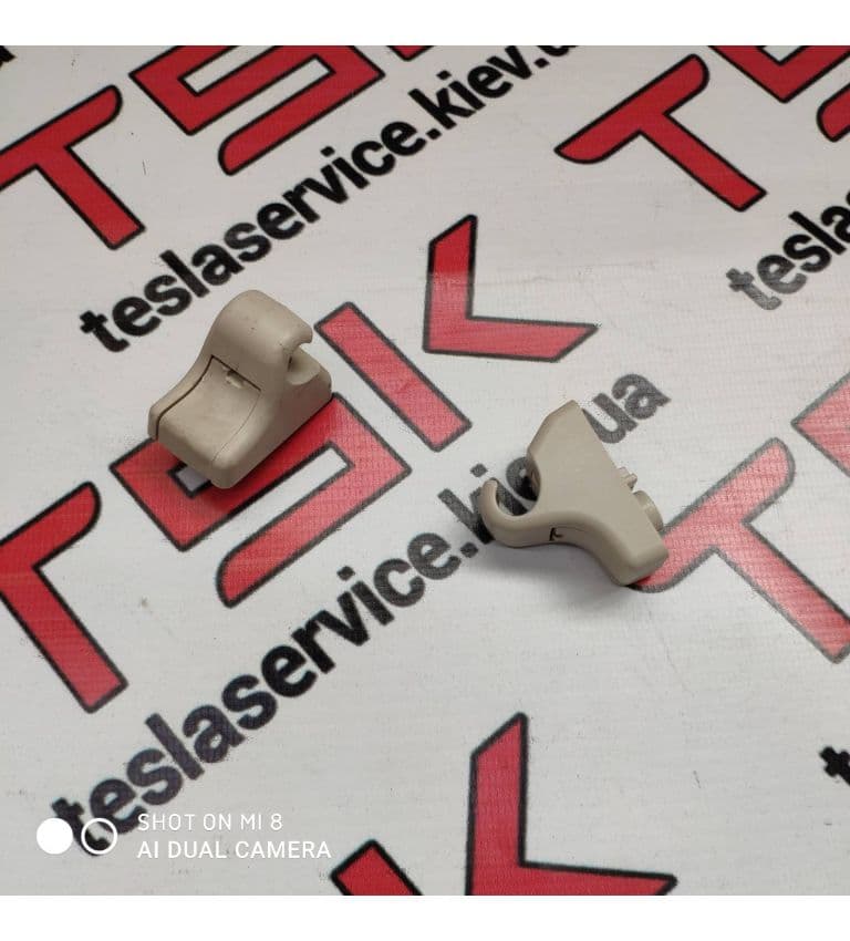 Кронштейн фиксации солнечного козырька FOG, Tesla Model S (OEM 1002479-00-D)