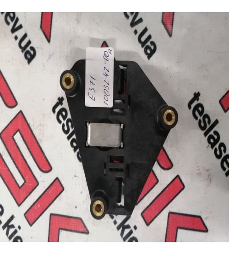 Пластик блок моторчика крыши левый {MS_MSR}, Tesla Model S (OEM 1003242-00-A)