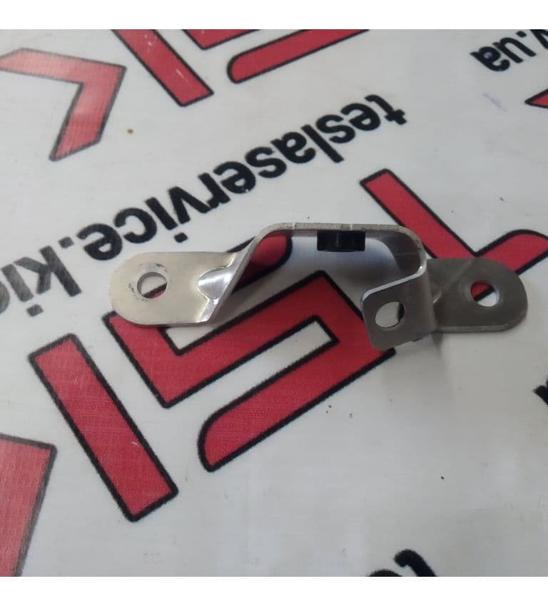 Кронштейн тросика открытия двери передней левой {MS_MSR}, Tesla Model S (OEM 1003540-00-A)