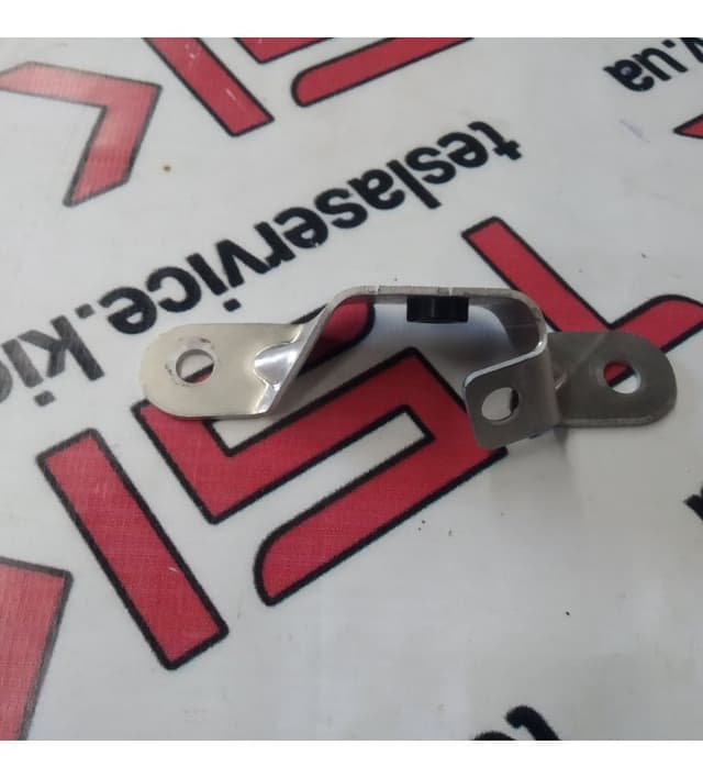 Кронштейн тросика открытия двери передней левой {MS_MSR}, Tesla Model S (OEM 1003540-00-A)