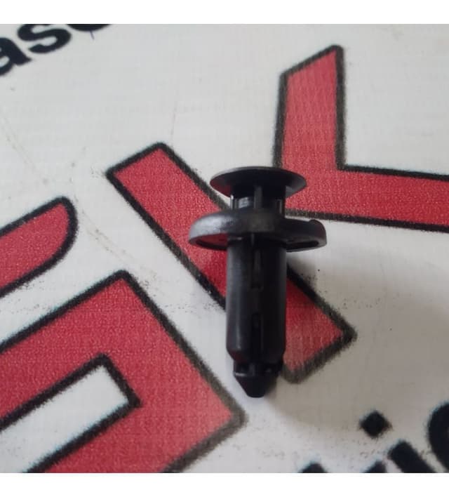 Клипса 8X18X28.5 {MS_MSR_MX_M3}, Tesla Model S (OEM 1006535-00-A)
