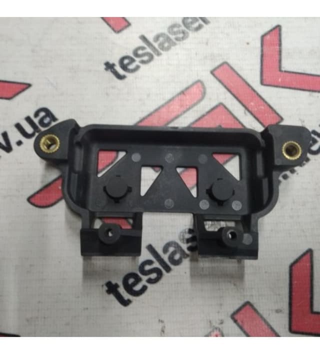 Кронштейн крепления кнопки открытия багажника {MS_MSR}, Tesla Model S (OEM 1007285-00-C)